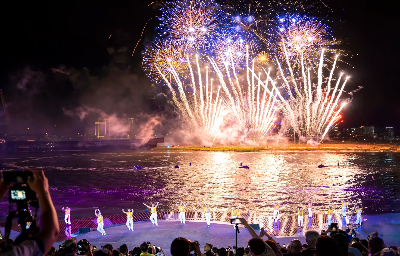 Fireworks lighting up the Han River during DIFF