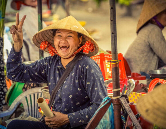 10 Important Vietnamese Hand Gestures Every Tourist Should Know
